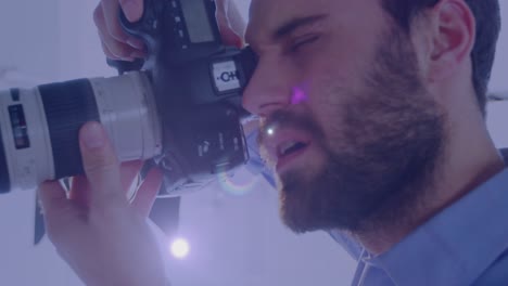 Lichtfleck-Gegen-Kaukasischen-Männlichen-Fotografen,-Der-Mit-Einer-Digitalkamera-Auf-Bilder-Klickt