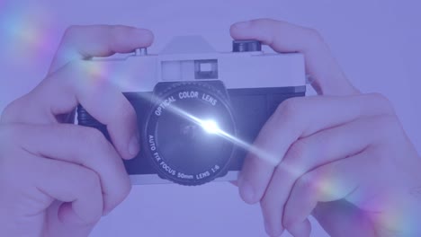Lichtfleck-Vor-Nahaufnahme-Einer-Hand,-Die-Eine-Digitalkamera-Hält