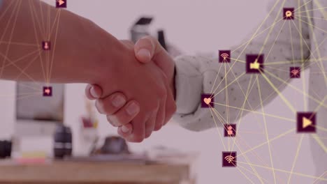 Animation-Eines-Netzwerks-Von-Verbindungen-Mit-Symbolen-über-Verschiedenen-Geschäftsleuten,-Die-Sich-Die-Hände-Schütteln