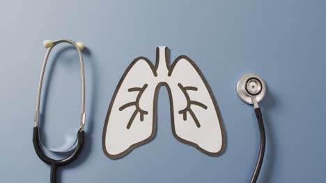 Video-Der-Nahaufnahme-Eines-Stethoskops-Mit-Lungen-Auf-Blauem-Hintergrund