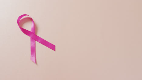 Video-Eines-Rosafarbenen-Brustkrebsbandes-Auf-Blassrosa-Hintergrund