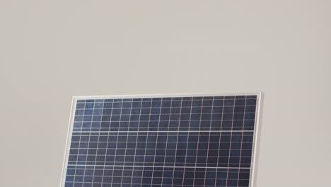 Video-Der-Nahaufnahme-Eines-Solarpanels-Auf-Weißem-Hintergrund
