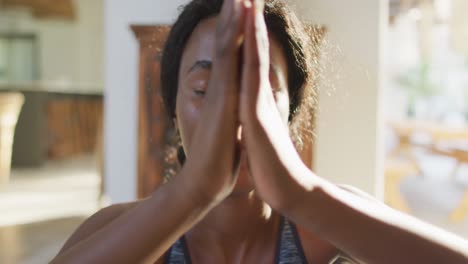 Vídeo-De-Una-Mujer-Afroamericana-Relajada-Practicando-Yoga-En-Casa
