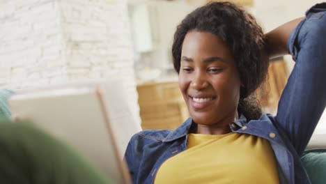 Video-Einer-Glücklichen-Afroamerikanischen-Frau-Auf-Dem-Sofa-Mit-Laptop