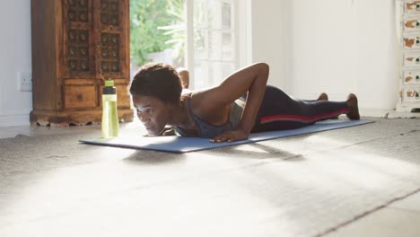 Video-Einer-Afroamerikanischen-Frau,-Die-Zu-Hause-Yoga-Praktiziert