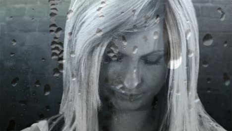 Wassertropfen-über-Einem-Glaseffekt-über-Einer-Gestressten-Kaukasischen-Frau-Vor-Grauem-Hintergrund