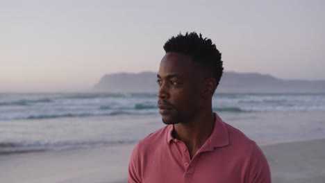 Porträt-Eines-Glücklichen-Afroamerikanischen-Mannes-Am-Sonnigen-Strand