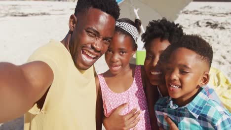 Porträt-Einer-Afroamerikanischen-Familie,-Die-Ein-Selfie-Am-Strand-Macht