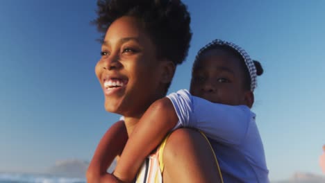 Glückliches-Afroamerikanisches-Paar-Mit-Tochter-Und-Sohn-Am-Sonnigen-Strand