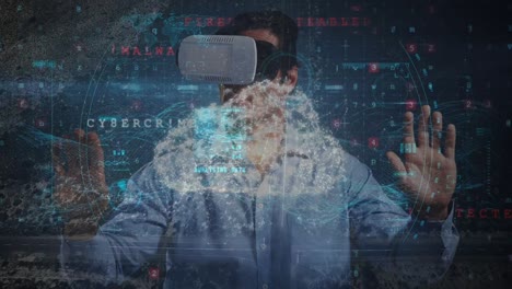 Animation-Von-Cyberkriminalität-Und-Virenwarnung-über-Einen-Kaukasischen-Mann,-Der-Ein-VR-Headset-Verwendet