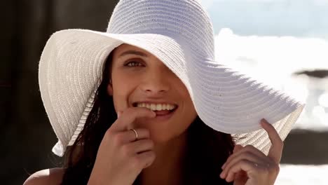 Video-Von-„Tue-Es-Für-Sie“-über-Eine-Glückliche-Kaukasische-Frau-Am-Strand