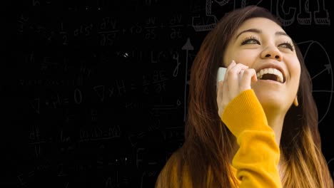 Animation-Einer-Lächelnden-Asiatischen-Frau,-Die-Ihr-Smartphone-über-Mathematischen-Gleichungen-Auf-Schwarzem-Hintergrund-Benutzt