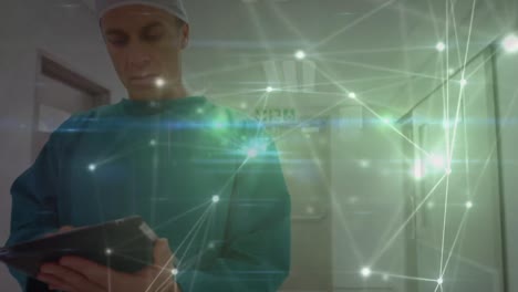 Animation-Eines-Netzwerks-Von-Verbindungen-über-Einen-Kaukasischen-Männlichen-Chirurgen,-Der-Ein-Tablet-Verwendet