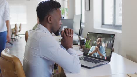 Afroamerikanischer-Geschäftsmann-Nutzt-Laptop-Für-Videoanruf-Mit-Afroamerikanischem-Geschäftskollegen