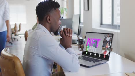 Afroamerikanischer-Geschäftsmann-Nutzt-Laptop-Für-Videoanrufe-Mit-Verschiedenen-Geschäftskollegen
