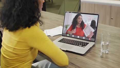 Afroamerikanische-Geschäftsfrau-Nutzt-Laptop-Für-Videoanruf-Mit-Birazialem-Geschäftskollegen