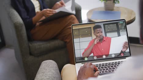 Hombre-De-Negocios-Afroamericano-Usando-Una-Computadora-Portátil-Para-Videollamada-Con-Un-Colega-De-Negocios-Afroamericano
