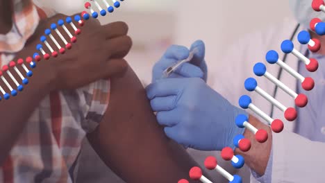 Animation-Von-DNA-Strängen-über-Einem-Kaukasischen-Arzt,-Der-Einen-Afroamerikanischen-Patienten-Impft
