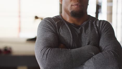 Video-Eines-Fitten-Afroamerikanischen-Mannes,-Der-Im-Fitnessstudio-Posiert