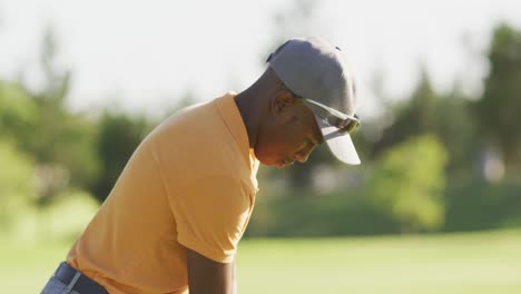 Video-Eines-Afroamerikanischen-Mannes,-Der-Auf-Dem-Golfplatz-Golf-Spielt