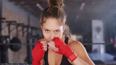 Video-De-Una-Mujer-Caucásica-En-Forma-Boxeando-En-El-Gimnasio.