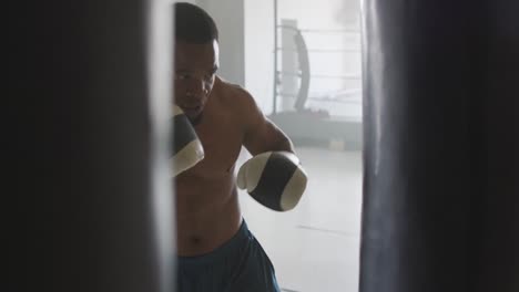 Video-Eines-Fitten-Afroamerikanischen-Mannes,-Der-Im-Fitnessstudio-Boxt