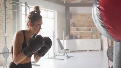 Video-Einer-Fitten-Kaukasischen-Frau,-Die-Im-Fitnessstudio-Boxt