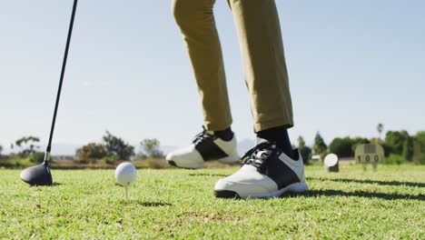 Video-Der-Beine-Eines-Kaukasischen-Mannes,-Der-Auf-Dem-Golfplatz-Golf-Spielt