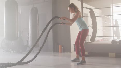 Video-Einer-Fitten-Kaukasischen-Frau,-Die-Im-Fitnessstudio-Mit-Einem-Seil-Trainiert