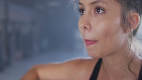 Video-Einer-Fitten-Und-Müden-Kaukasischen-Frau,-Die-Sich-Nach-Dem-Boxtraining-Im-Fitnessstudio-Ausruht