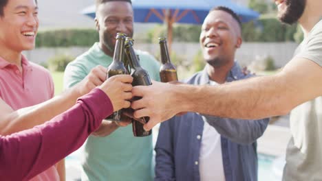 Fröhliche,-Vielfältige-Männliche-Freunde,-Die-An-Sonnigen-Tagen-Im-Garten-Reden-Und-Bier-Trinken