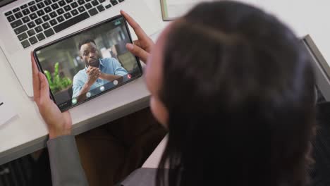 Biracial-Geschäftsfrau-Nutzt-Tablet-Für-Videoanruf-Mit-Afroamerikanischem-Geschäftskollegen