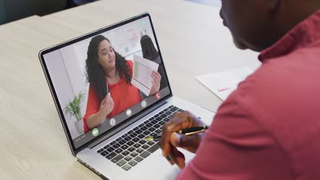 Afroamerikanischer-Geschäftsmann-Nutzt-Laptop-Für-Videoanruf-Mit-Biracialem-Geschäftskollegen