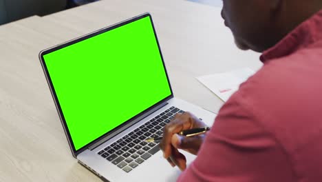 Afroamerikanischer-Geschäftsmann,-Der-Einen-Laptop-Für-Videoanrufe-Mit-Kopierplatz-Nutzt