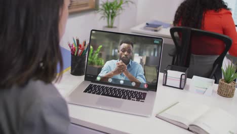 Biracial-Geschäftsfrau-Nutzt-Laptop-Für-Videoanruf-Mit-Afroamerikanischem-Geschäftskollegen