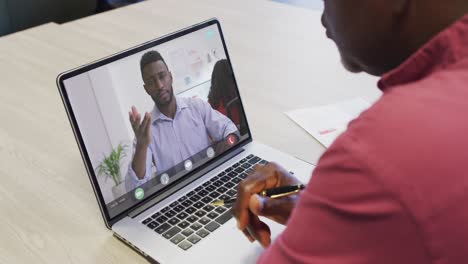 Afroamerikanischer-Geschäftsmann-Nutzt-Laptop-Für-Videoanruf-Mit-Afroamerikanischem-Geschäftskollegen