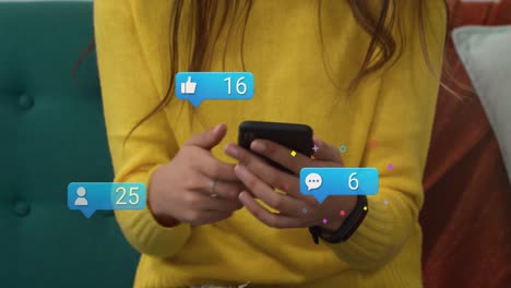 Animation-Von-Social-Media-Reaktionen-über-Den-Händen-Einer-Kaukasischen-Frau,-Die-Ihr-Smartphone-Nutzt