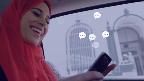 Animation-Von-Social-Media-Reaktionen-über-Eine-Glückliche-Gemischtrassige-Frau,-Die-Ihr-Smartphone-Nutzt