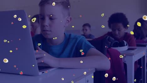 Animation-Fallender-Früchte-über-Einem-Kaukasischen-Jungen,-Der-In-Der-Schule-Einen-Laptop-Benutzt