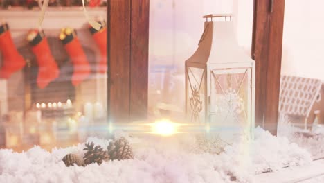 Animation-Von-Lichtspuren-über-Weihnachtsdekorationen-Und-Blick-Durch-Das-Fenster-Des-Hauses