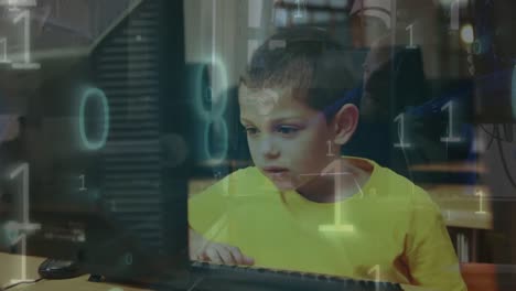 Animation-Der-Binärkodierung-Gegen-Einen-Kaukasischen-Jungen,-Der-In-Der-Schule-Einen-Computer-Benutzt