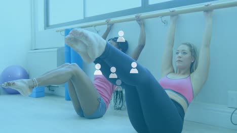 Animation-Von-Social-Media-Symbolen-über-Verschiedene-Frauen,-Die-Im-Fitnessstudio-Trainieren