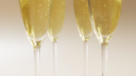 Video-Von-Champagner-In-Gläsern-Auf-Beigem-Hintergrund
