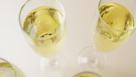Video-Von-Champagner-In-Gläsern-Auf-Gelbem-Hintergrund