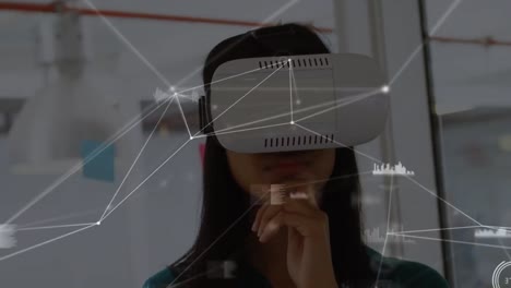 Animation-Eines-Netzwerks-Von-Verbindungen-über-Einer-Asiatischen-Frau,-Die-Ein-VR-Headset-Trägt