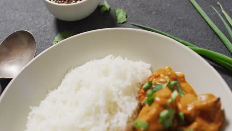Video-Eines-Tellers-Mit-Reis-Und-Curry-Auf-Grauem-Hintergrund