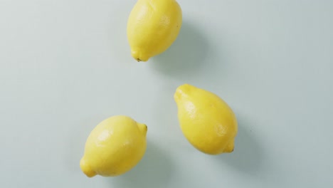 Video-Von-Frischen-Zitronen,-Die-Auf-Grauem-Hintergrund-Liegen