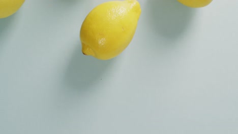 Video-Von-Frischen-Zitronen,-Die-Auf-Grauem-Hintergrund-Liegen