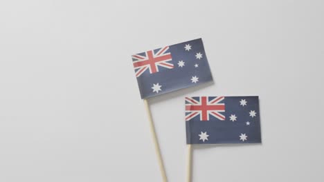 Video-Von-Flaggen-Australiens,-Die-Auf-Weißem-Hintergrund-Liegen