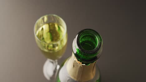 Video-Von-Champagner-In-Glas-Und-Flasche-Auf-Grauem-Hintergrund